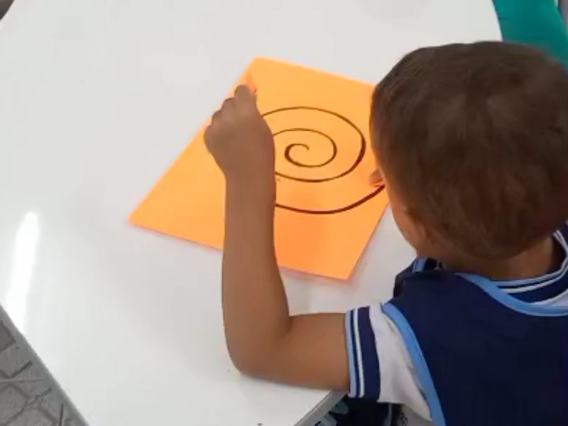 Explorando os Traços com Massinha