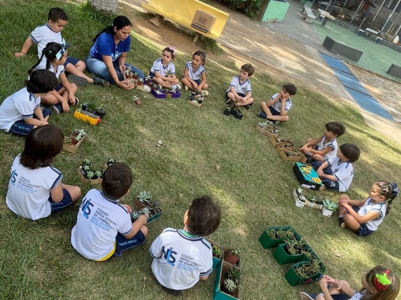 Apresentação das Letras no Gramado