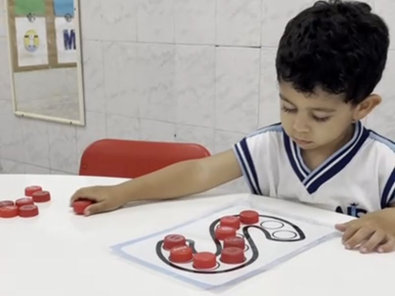 Formando Letras com Tampinhas