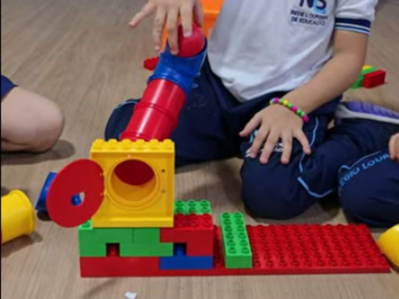 BRINCADEIRAS COM BLOCOS DE MONTAR – BOLA NA CAÇAPA