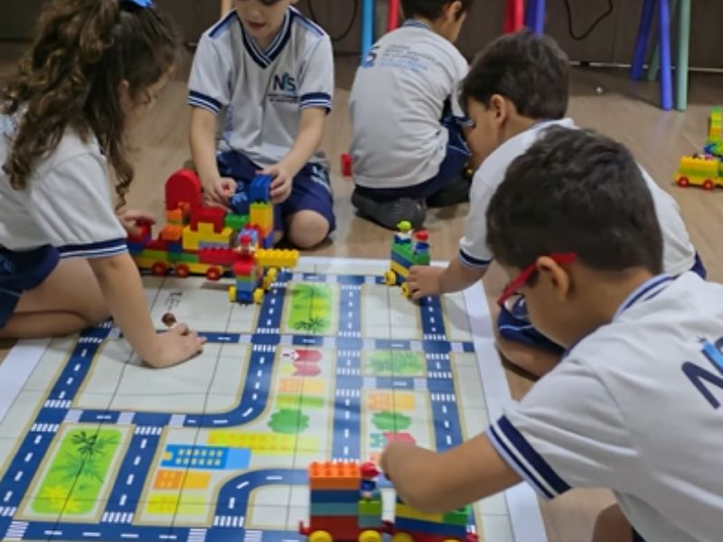 TRÂNSITO NA CIDADE – FARÓIS E PLACAS DE TRÂNSITO